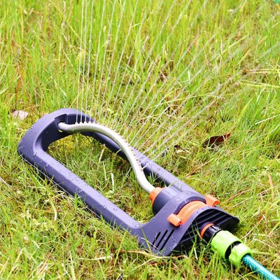Arroseur oscillant gris hydrate pelouse