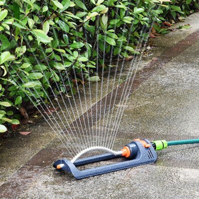 Arroseur oscillant parterre arrose feuillage