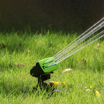 Arroseur oscillant vert arrose jardin