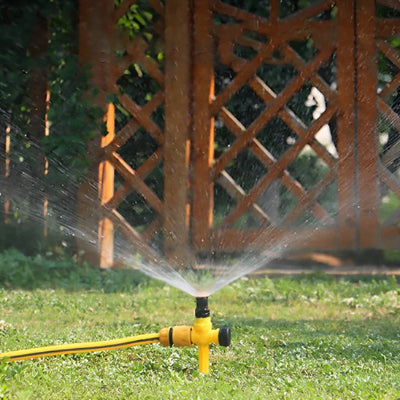 Jardin clôturé avec arrosage automatique pelouse