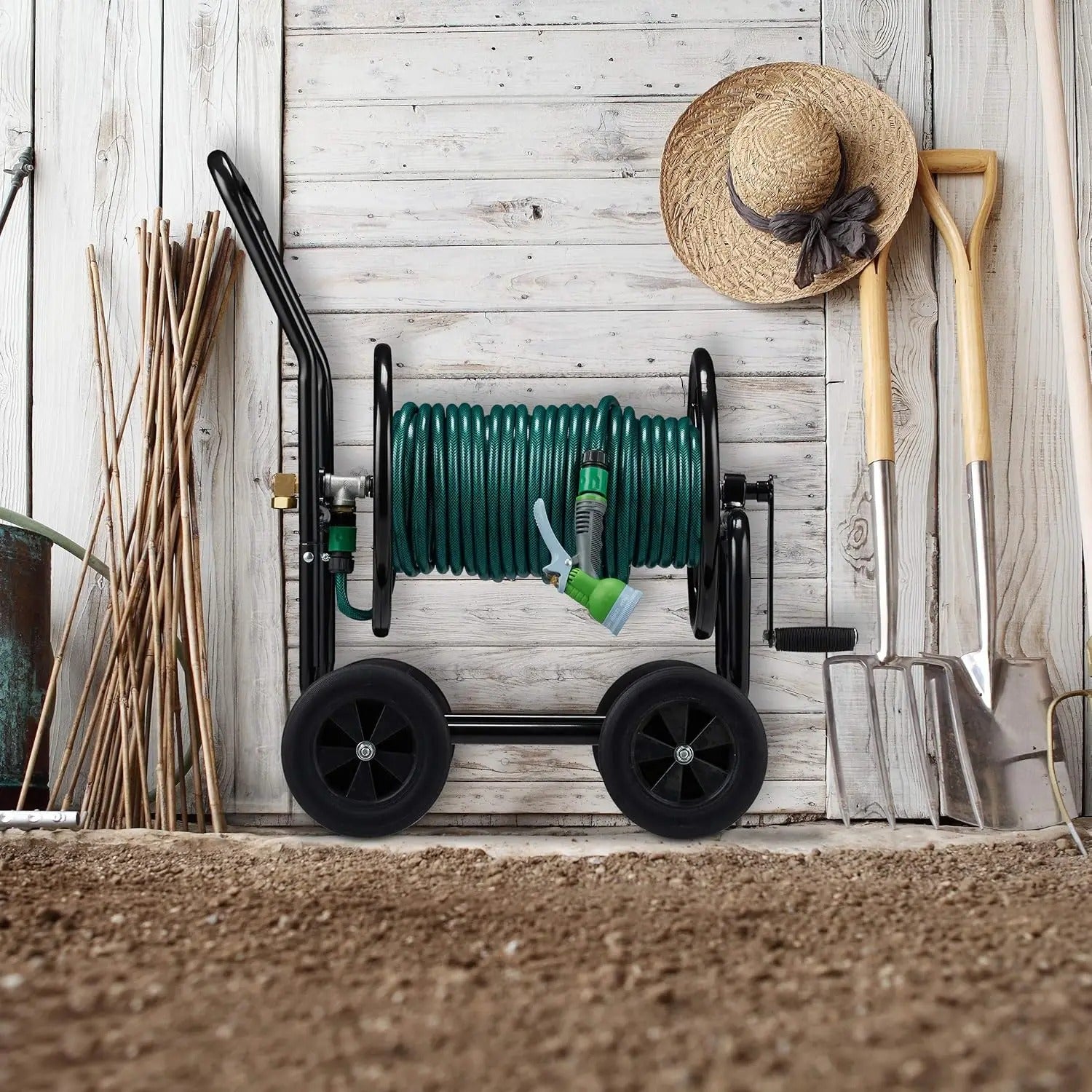chariot enrouleur tuyau d arrosage range dans abri jardin