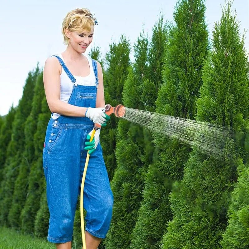 jardiniere salopette bleu utilise tuyau d arrosage