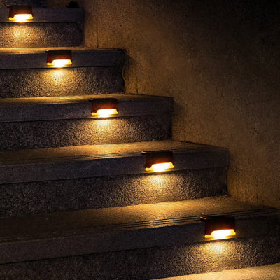 lampe solaire installe sur escalier