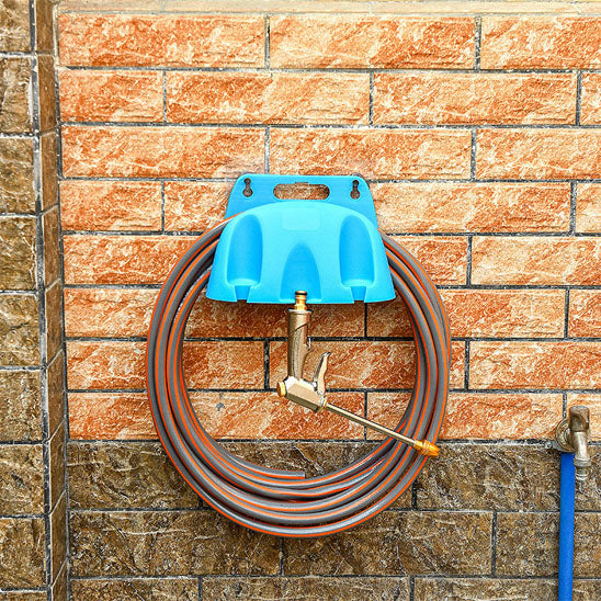 mur brique avec support tuyau d arrosage bleu et tuyau