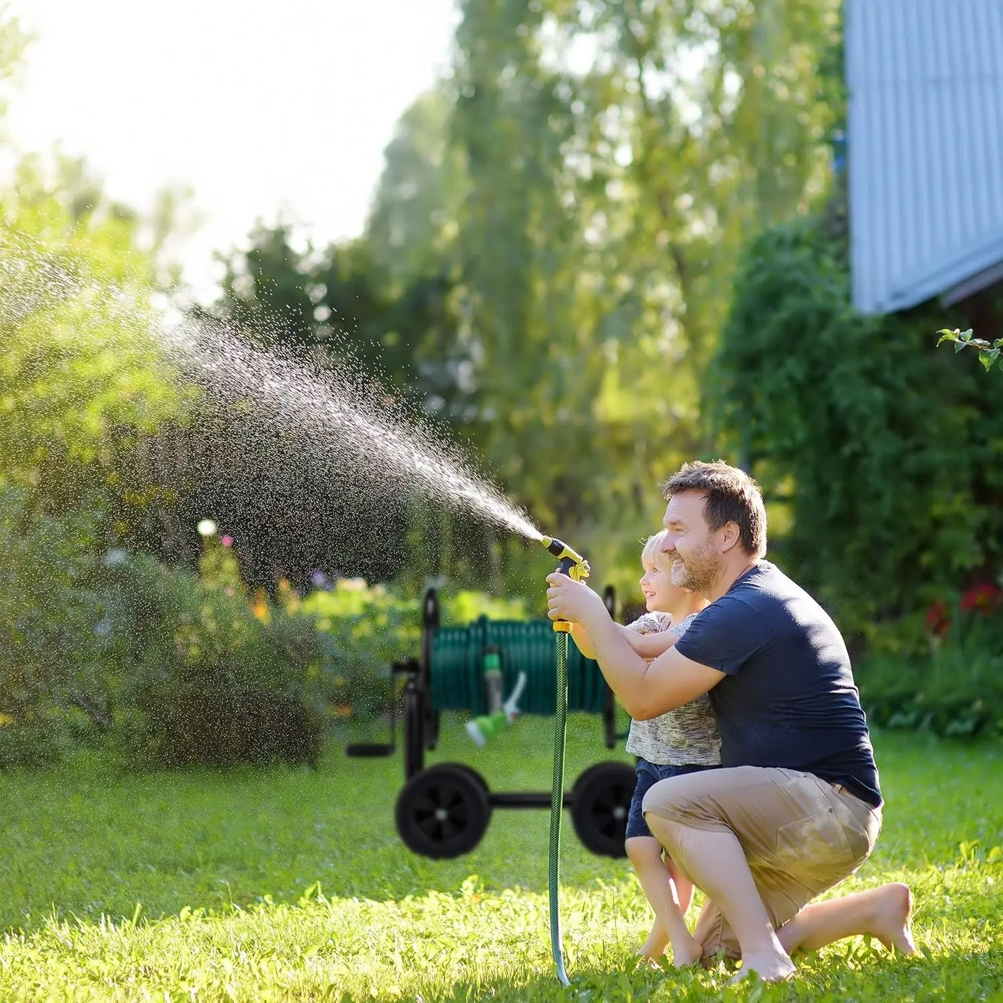 papa avec fillette arrose avec enrouleur tuyau d arrosage jardin