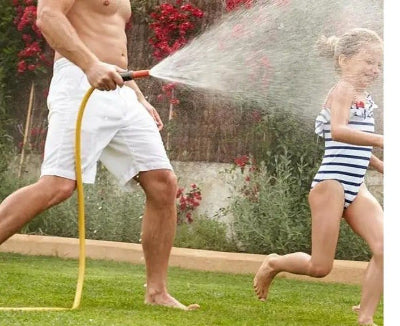 papa court avec tuyau d arrosage apres fille