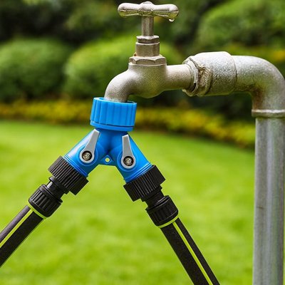 Robinet connecté avec raccord tuyau arrosage bleu