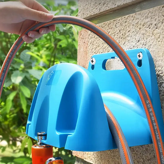 support tuyau d arrosage bleu fixe contre angle mur