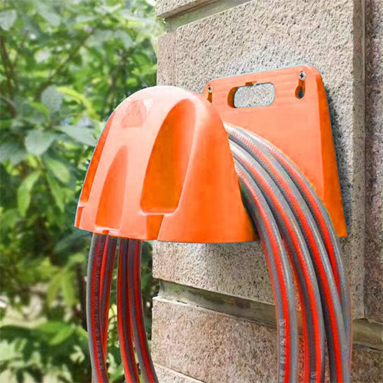 support tuyau d arrosage orange fixe au mur