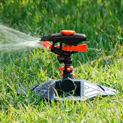 Jardin avec arrosage automatique pelouse