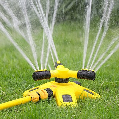 Pelouse avec arrosage automatique