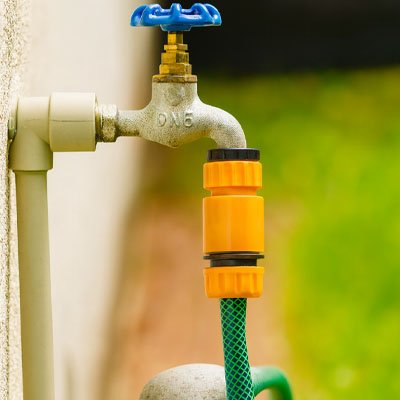 Adaptateur robinet jaune installé