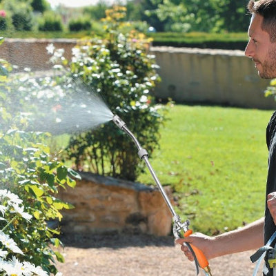 Lance pulverisateur pour traiter  les plantes