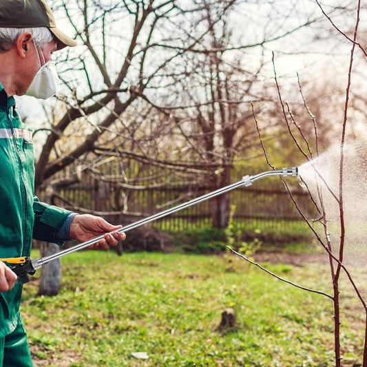 Monsieur utilise lance pulverisateur 