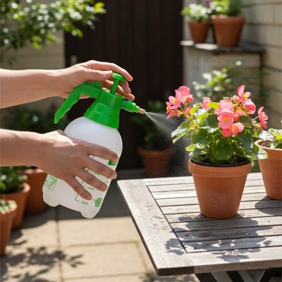 Pulvérisateur blanc arrose pot de fleur