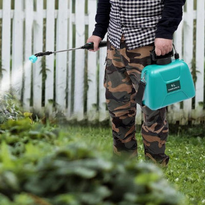 Pulvérisateur vert 5L tenu en main pour arroser plantes