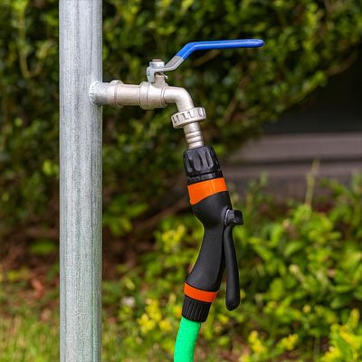 Robinet de jardin installé sur tube