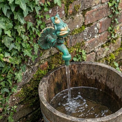 Robinet de jardin vert patine