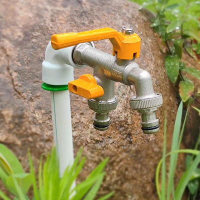 Robinet exterieur installé contre mur