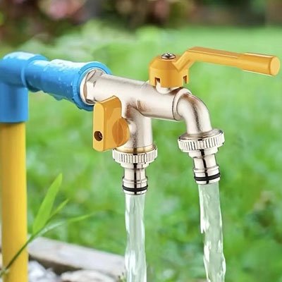 Robinet exterieur sur poteau dans jardin